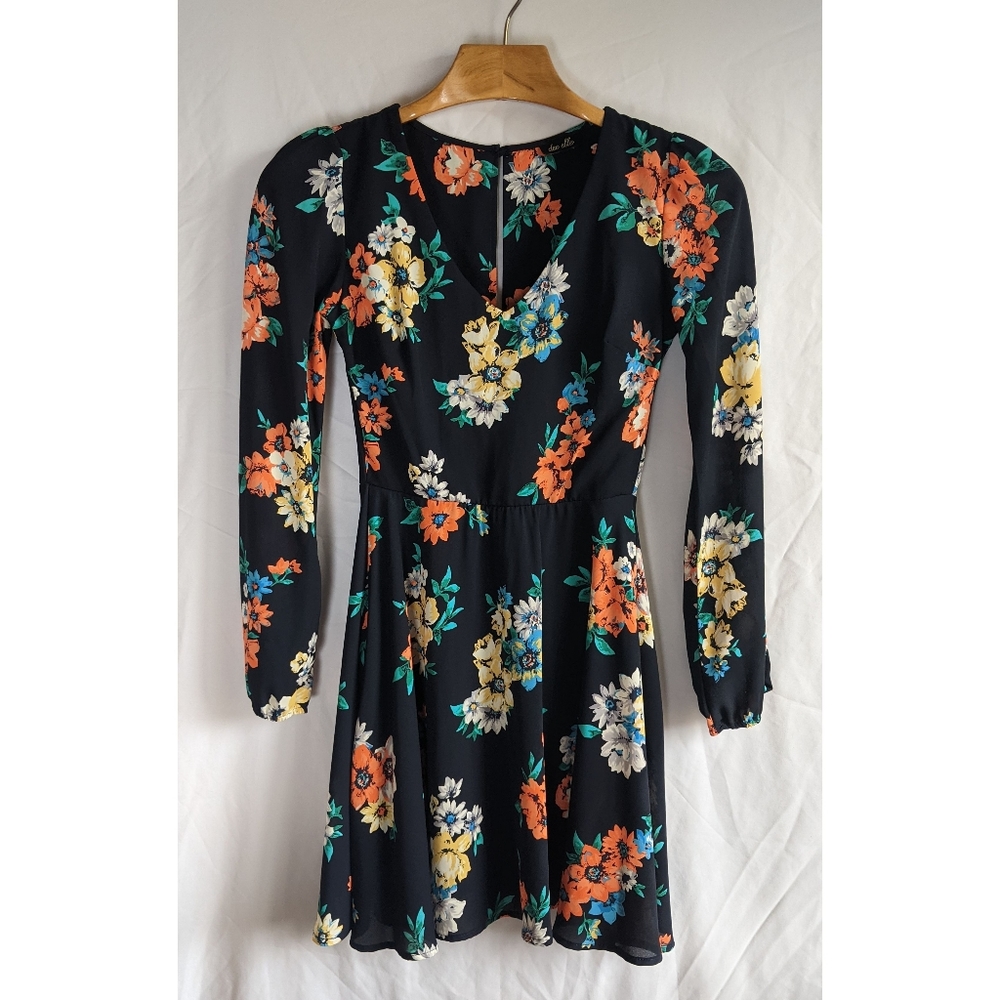 Dee Elle Floral Dress w Peek-a-boo Back Detail 💐 - Picture 1 of 14
